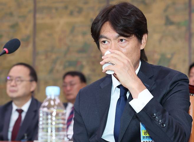 ▲ 이임생 전 축구협회 기술총괄이사의 폭로에 따라 경찰이 김정배 전 상근부회장과 윤덕여 전 국가대표전력강화위원이 경찰에 소환됐다. 홍명보 감독 선임 논란이 새로운 국면으로 접어들 수 있다. ⓒ연합뉴스
