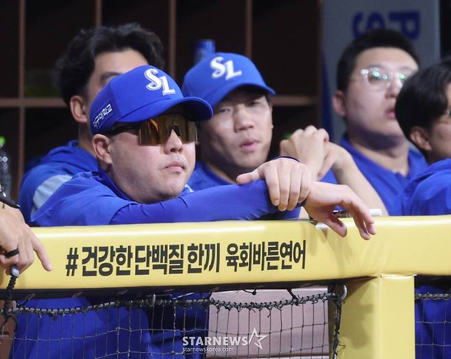 2026 신한 SOL KBO리그 키움 히어로즈 대 삼성 라이온즈 경기가 25일 서울 고척스카이돔에서 열렸다.  삼성 박진만 감독이 9회말 3-3 상황에서 키움 공격을 바라보고 있다. /사진=김진경 kim.jinkyung@