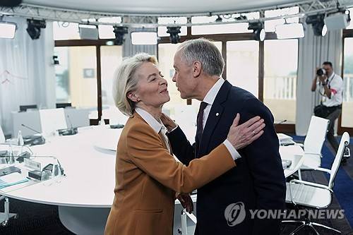 카니 캐나다 총리(오른쪽)와 폰데어라이엔 EU 집행위원장 [AP 연합뉴스 자료사진. 재판매 및 DB 금지]