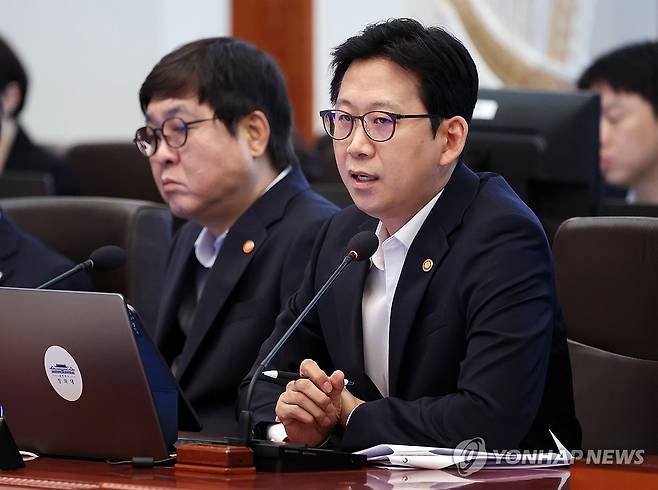 배경훈 부총리, 독자 AI모델 관련 보고 (서울=연합뉴스) 김도훈 기자 = 배경훈 부총리 겸 과학기술정보통신부 장관이 25일 청와대에서 열린 이재명 대통령 주재 국무회의에서 독자 AI모델 개발 도전 의의 및 성과를 보고하고 있다. 2026.8.25 [청와대통신사진기자단] superdoo82@yna.co.kr