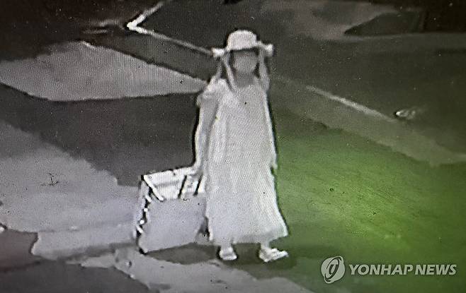 여장한 중국인 유학생 살해 피의자 (경산=연합뉴스) 황수빈 기자 = 지난 20일 오후 10시 30분께 폐쇄회로(CC)TV에 포착된 여장한 채 주거지를 빠져나오는 경산 중국인 유학생 살해 피의자 모습. 2026.8.27 [독자 제공. 재판매 및 DB금지] hsb@yna.co.kr