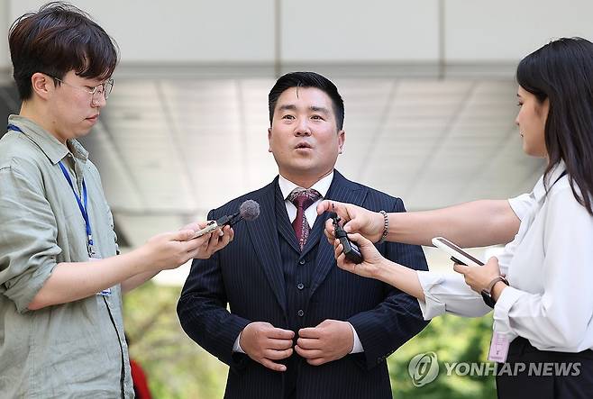 질문 답하는 김현태 전 특임단장 (서울=연합뉴스) 이지은 기자 = 김현태 전 육군 특수전사령부 707특수임무단장이 27일 서울 서초구 서울중앙지방법원에서 열린 내란중요임무종사 혐의 관련 1심 선고공판에 출석하기 전 취재진 질문에 답하고 있다. 2026.8.27 jieunlee@yna.co.kr