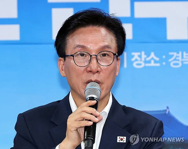 안동 최고위원회의, 발언하는 김민석 대표 (안동=연합뉴스) 배재만 기자 = 더불어민주당 김민석 대표가 26일 경북 안동시 민주당 경북도당 사무실에서 열린 최고위원회의에서 발언하고 있다. 2026.8.26 scoop@yna.co.kr