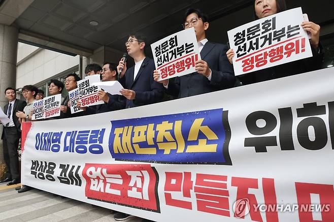 기자회견하는 이재명 대통령 재판취소 저지특위 (서울=연합뉴스) 최재구 기자 = 국민의힘 이재명 대통령 재판취소 저지특위 주진우 위원장과 위원들이 27일 박상용 검사 소환을 앞두고 서울 마포구 광역수사단 앞에서 기자회견을 하고 있다. 2026.8.27 jjaeck9@yna.co.kr