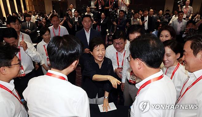 의원들과 인사 나누는 박근혜 전 대통령 (고양=연합뉴스) 이동해 기자 = 박근혜 전 대통령이 27일 경기도 고양시 장항동 소노캄 고양에서 열린 2026 국민의힘 국회의원 연찬회에서 인사말을 마친 후 의원들과 인사를 나누고 있다. 2026.8.27 [공동취재] eastsea@yna.co.kr