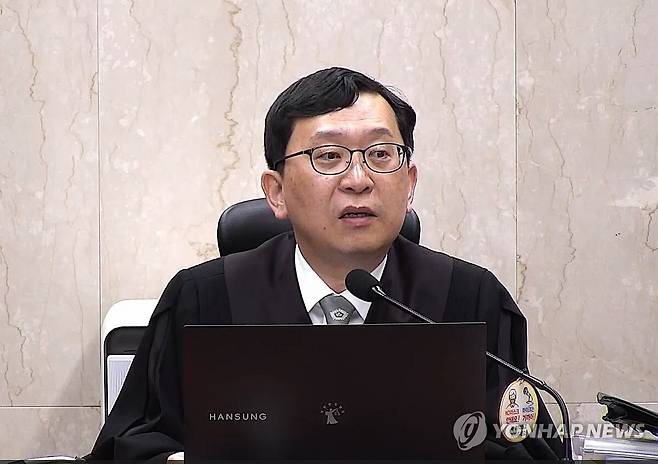 ◇24일 서울 서초구 서울중앙지법에서 열린 한덕수 전 국무총리의 내란 우두머리 방조 등 혐의 사건의 속행 공판에서 이진관 부장판사가 발언하고 있다. 2025.10.24 [서울중앙지법 제공. 재판매 및 DB금지]