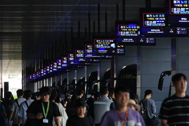 삼성전자 직원들이 퇴근 셔틀버스를 타기 위해 이동하고 있다. [사진=한준구 기자]