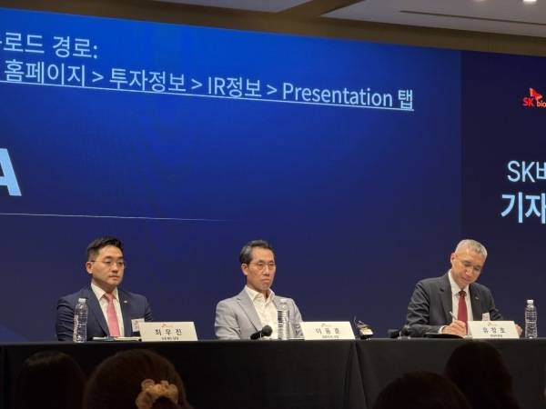 지난 26일 웨스틴조선 서울에서 열린 SK바이오팜 오파칼림 도입 관련 간담회에서 (사진 왼쪽부터) 최우진 US BD 담당, 이동훈 사장, 유창호 전략부문장이 질의응답을 하고 있다./사진=미디어펜 박재훈 기자