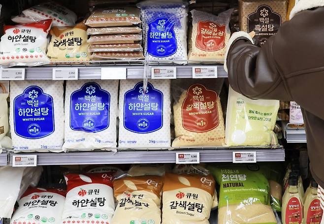 공정거래위원회는 지난 2월 CJ제일제당·삼양사·대한제당이 사업자 간 거래에서 4년여에 걸쳐 설탕 가격을 담합한 것으로 확인돼 합계 4083억 1300만원(잠정)의 과징금과 시정명령을 부과하기로 결정했다.(사진=연합뉴스)