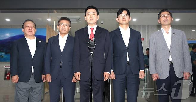 장동혁 국민의힘 대표가 28일 제주경찰청을 방문해 '제주 실종 허위 종결 사건'과 관련, 고평기 청장을 면담 후 청사를 나서고 있다. 2026.8.28 ⓒ 뉴스1 강승남 기자