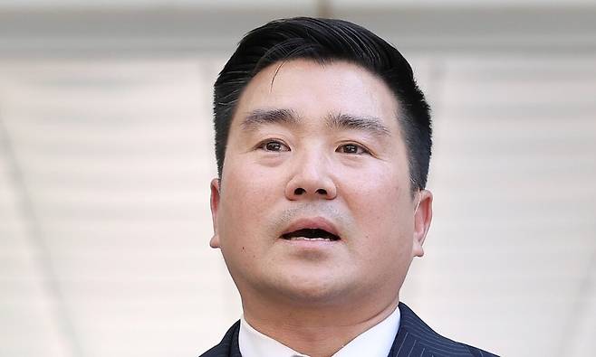 김현태 전 육군 특수전사령부 707특수임무단장이 27일 서울중앙지방법원에서 열린 내란중요임무종사 혐의 관련 1심 선고공판에 출석하기 전 취재진 질문에 답하고 있다. 연합뉴스