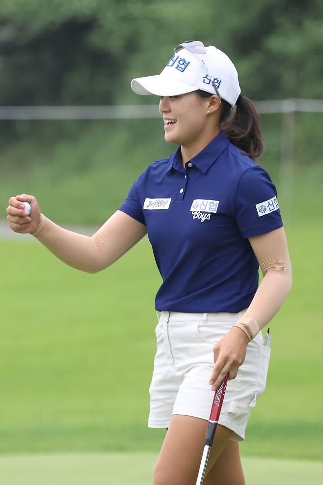 이서윤4가 27일 경기도 용인시 처인구 써닝포인트CC에서 열린 '제15회 KG 레이디스 오픈' 1라운드에서 9번홀 버디에 성공한 뒤 캐디와 하이파이브를 하고 있다. 이데일리 제공
