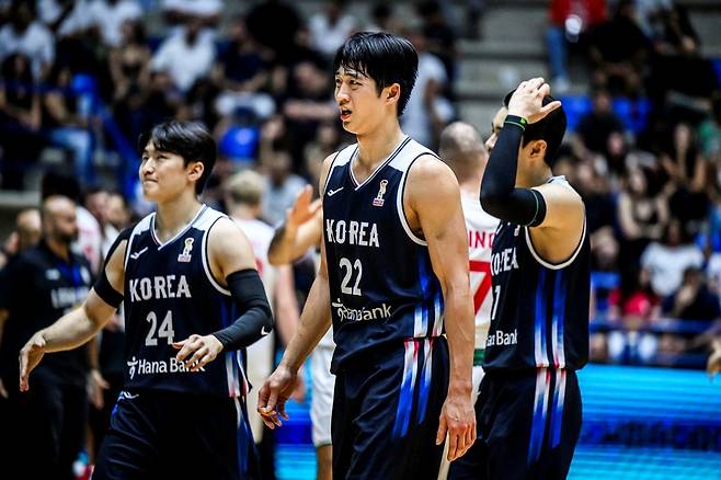 레바논에 대패한 뒤 아쉬워하는 한국 남자 농구 대표팀. FIBA 홈페이지 캡처