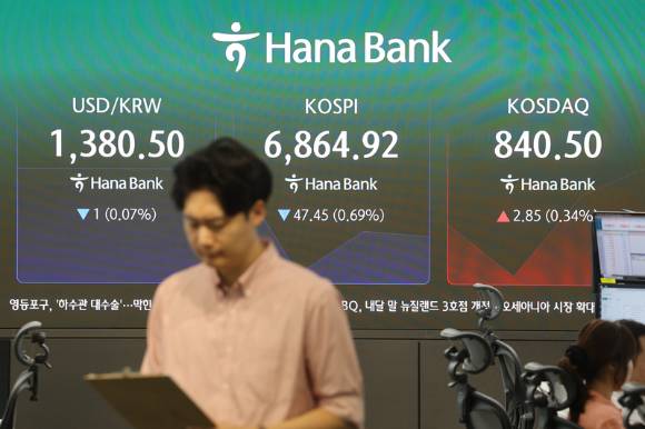 28일 오전 하나은행 딜링룸 [사진=연합뉴스]