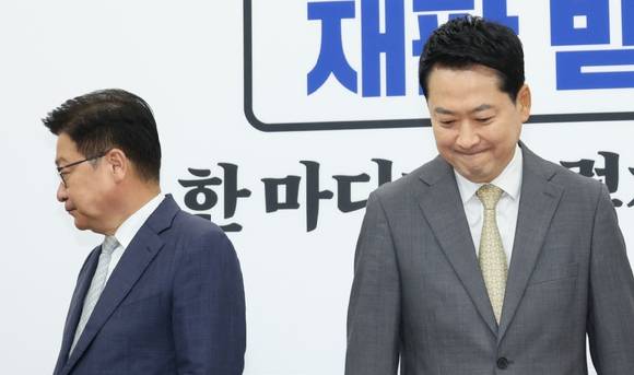 국민의힘 장동혁 대표(오른쪽)와 정점식 원내대표가 24일 국회에서 열린 최고위원회의에 입장하고 있다. 2026.8.24 [사진=연합뉴스]