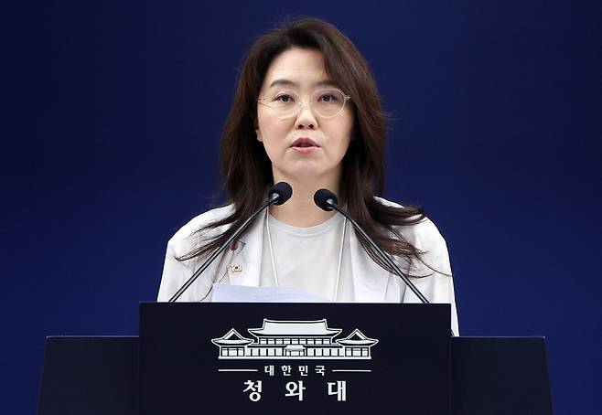 강유정 청와대 수석대변인이 28일 청와대 브리핑룸에서 대법관 후보자 관련 브리핑을 하고 있다. 청와대사진기자단
