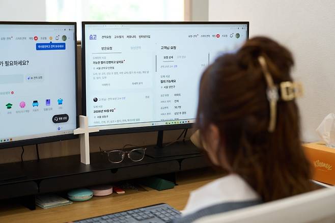 장보영 다올민 대표가 도배 작업을 위해 숨고를 살펴보고 있다. 사진=휴고미디어랩·숨고 제공