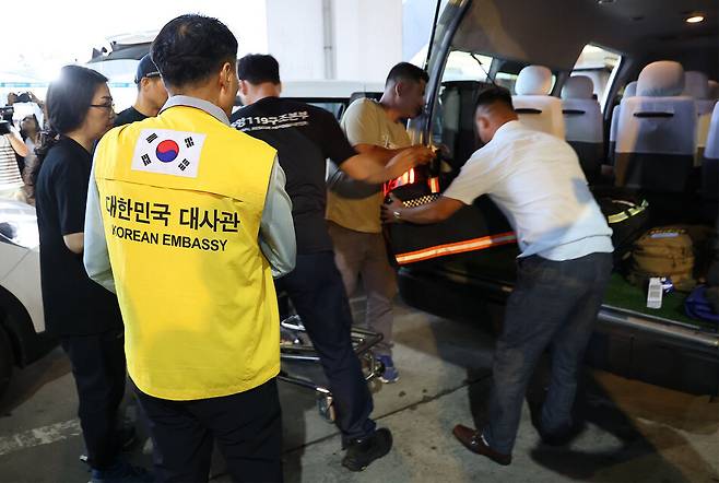 한국 외교부·경찰청·소방청으로 구성된 정부 합동 신속대응팀이 27일(현지시간) 네팔 카트만두 국제공항에서 이동하고 있다.