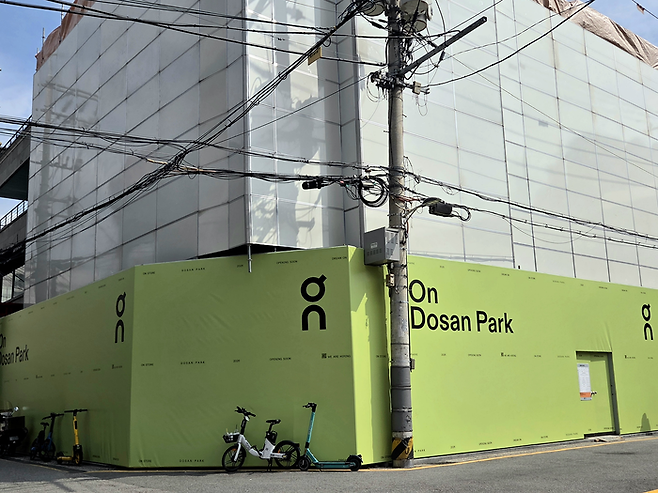 지난 27일 서울 강남구 도산공원 일대에 온 매장이 오픈을 위해 가벽을 설치하고 공사 중인 모습. [김혜진 기자]