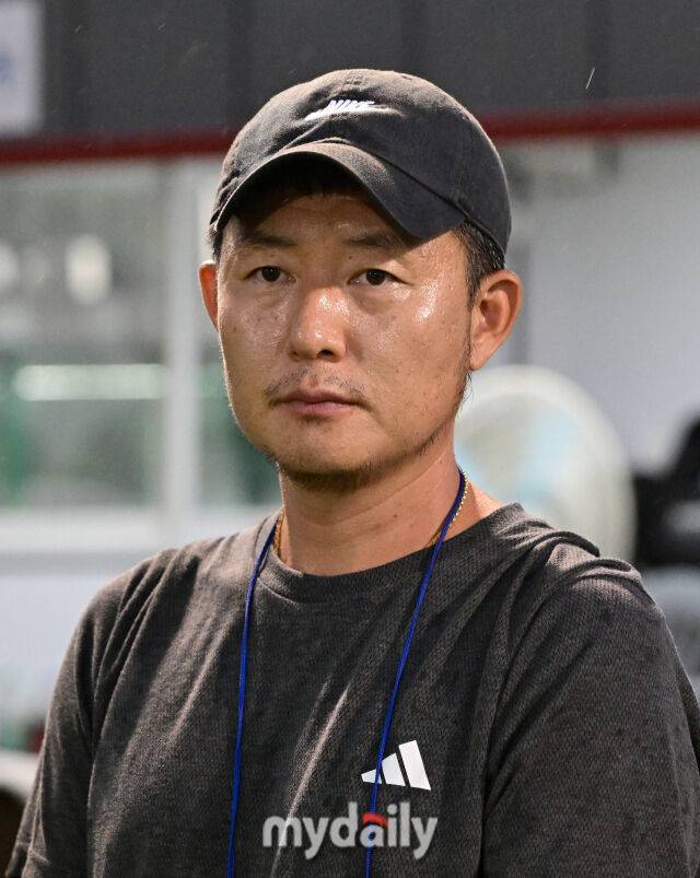 2026년 8월 27일 오후 경상남도 합천군 군민체육공원 2구장에서 열린 '水려한합천 제21회 1.2학년 대학축구연맹전(한.일 교류전 선발)' 황가람기 결승전, 동명대학교와 선문대학교의 경기.선문대 최재영 감독이 지켜보고 있다./합천군민체육공원=유진형 기자