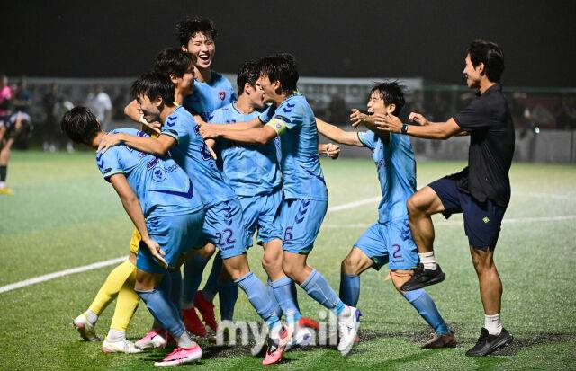 2026년 8월 27일 오후 경상남도 합천군 군민체육공원 2구장에서 열린 '水려한합천 제21회 1.2학년 대학축구연맹전(한.일 교류전 선발)' 황가람기 결승전, 동명대학교와 선문대학교의 경기.선문대가 연장까지 1-1로 승부를 가리지 못하고 승부차기 끝에 4-3으로 승리하며 우승을 차지한 뒤 기뻐하고 있다./합천군민체육공원=유진형 기자