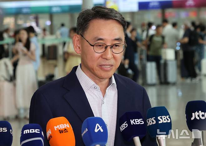[인천공항=뉴시스] 박주성 기자 = 정연인 두산에너빌리티 대표이사가 27일 인천국제공항 제1여객터미널 출국장에서 취재진 질문에 답하고 있다.  네팔 수력발전소 건설 현장에서 대규모 홍수가 발생해 남동발전 3명, 두산에너빌리티 관련 6명 등 총 9명의 생사가 확인되지 않은 가운데 남동발전은 이날 현지에 대응팀을 급파했다. 2026.08.27. park7691@newsis.com·