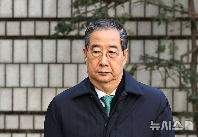 [서울=뉴시스] 최진석 기자 = 특검이 헌법재판관 미임명 및 졸속 지명 의혹으로 기소된 한덕수 전 국무총리에게 징역 5년을 구형했다. 재판부는 오는 10월 26일 오후 2시 선고할 예정이다. 사진은 한 전 총리가 지난 1월 21일 열린 내란 혐의 1심 선고공판에 출석하는 모습. 2026.08.28. myjs@newsis.com