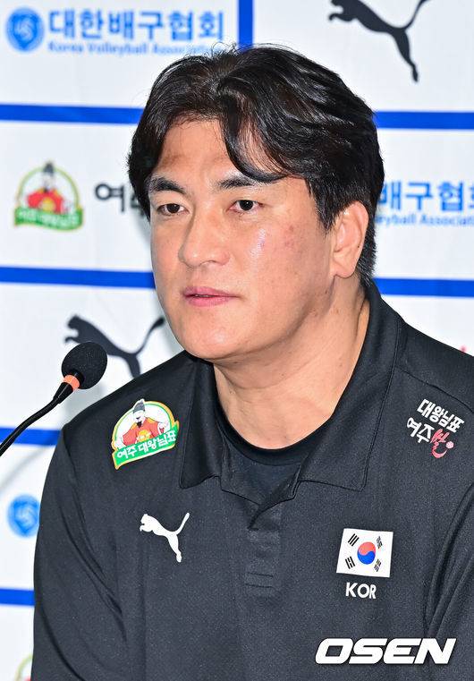 [OSEN=박준형 기자] 20일 오후 서울 송파구 방이돌 올림픽회관에서 배구 국가대표팀 기자회견이 진행됐다.올해 아이치·나고야 아시안게임 등 주요 국제대회를 앞두고 진행된 이날 기자회견에는 남자대표팀 이싸나예 라미레즈 감독과 주장 황택의, 여자대표팀 차상현 감독, 주장 강소휘가 참석했다.차상현 여자대표팀 감독은 선임 절차 문제로 대한체육회 승인이 한 차례 거부됐지만, 재공모 후 최종 승인을 받아 여자배구 대표팀 감독으로 확정됐다. 챔피언결정전 및 FA 관련 선수들은 27일 합류 예정이며, 음주운전 논란이 있는 안혜진은 대표팀에서 제외될 가능성이 크다.이싸나예 라미레스 남자대표팀 감독은 2028 Los Angeles Olympics 출전을 최종 목표로 삼고 있다. 한국 남자배구는 2026 아시아선수권을 통해 24년 만의 올림픽 본선 진출에 도전하고, 2026 아이치·나고야 아시안게임에서는 20년 만의 금메달 획득을 노린다. 여자대표팀 차상현 감독이 질문에 답하고 있다.   2025.05.20 / soul1014@osen.co.kr