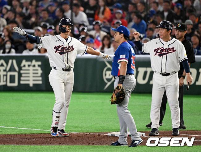 [OSEN=도쿄(일본), 손용호 기자] 8일 일본 도쿄돔에서 2026 월드베이스볼클래식(WBC) 1라운드 C조 조별리그 대한민국과 대만의 경기가&nbsp;열렸다.한국은 전날(7일) 일본과의 경기에서 6-8로 석패했다. 앞서 체코전을 11-4로 잡았던 한국은 1승1패를 마크하게 됐고, 남은 대만전과 호주전에 사활을 걸어야 한다.3회말 무사에서 한국 김주원이 좌전 안타를 날리며 세리머니를 하고 있다. 2026.03.08&nbsp;/spjj@osen.co.kr