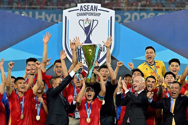 베트남 축구대표팀 선수들이 26일(현지 시간) 베트남 하노이 미딘국립경기장에서 열린 아세안 현대컵 결승 2차전에서 태국을 꺾고 우승을 차지한 후 트로피 세레머니를 펼치고 있다. AFP연합뉴스