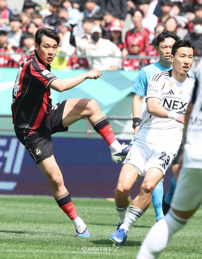 하나은행 K리그1 2026 FC서울 대 전북현대 경기가 11일 서울월드컵경기장에서 열렸다.  FC서울 송민규가 중거리 슈팅을 날리고 있다. /사진=김진경 kim.jinkyung@