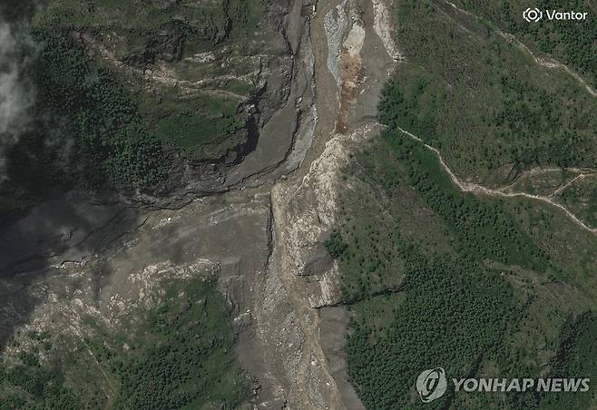 대홍수로 파괴된 네팔·중국 국경 [AP=연합뉴스. 재판매 및 DB 금지]