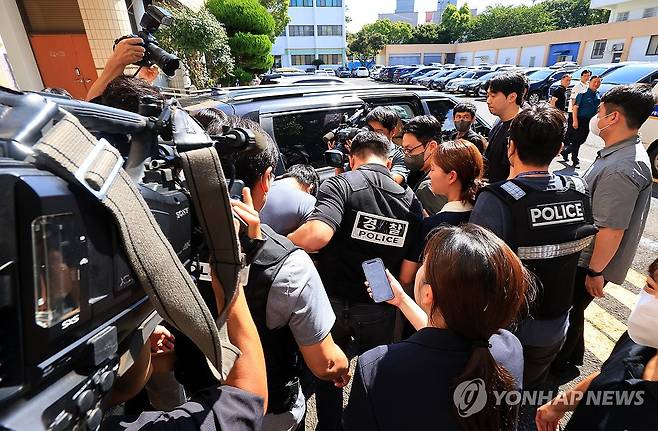 호송차량에 오르는 실종 허위종결 경찰관 (제주=연합뉴스) 전지혜 기자 = 실종사건 허위 종결 혐의를 받는 A경장이 24일 오전 체포적부심사를 받으러 가기 위해 제주동부경찰서 유치장에서 나와 호송차량에 오르고 있다. 2026.8.24 atoz@yna.co.kr