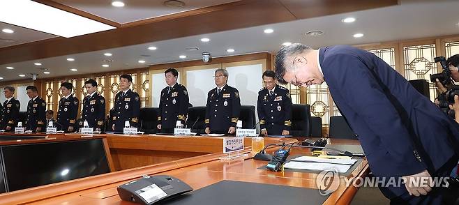 윤호중 행정안전부 장관 대국민 사과 (서울=연합뉴스) 신준희 기자 = 윤호중 행정안전부 장관이 26일 서울 종로구 정부서울청사에서 열린 경찰 지휘부 회의에서 제주 실종 허위종결 사건과 관련해 유재성 경찰청장 직무대행, 홍석기 국가수사본부장 등 참석자들과 대국민 사과를 하고 있다. 2026.8.26 [공동취재] hama@yna.co.kr