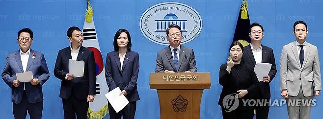 조희대 대법원장 사퇴 촉구하는 여당 법사위원들 [연합뉴스 자료사진]