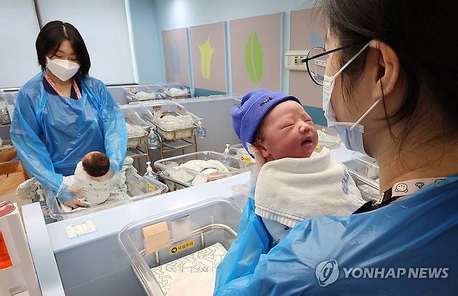 병원 신생아실에서 신생아를 돌보고 있는 간호사들 [연합뉴스 자료사진]