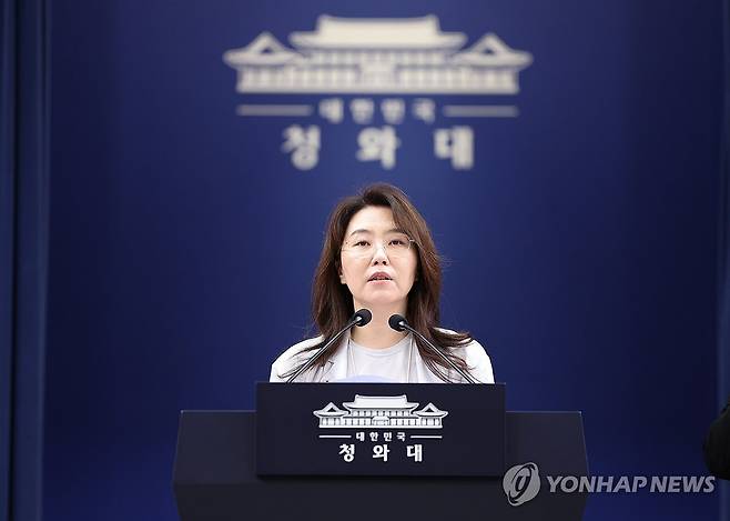 강유정 수석대변인, 대법관 후보자 관련 브리핑 (서울=연합뉴스) 한상균 기자 = 강유정 수석대변인이 28일 청와대 기자회견장에서 대법관 후보자 관련 브리핑을 하고 있다. 2026.8.28 [청와대통신사진기자단] xyz@yna.co.kr