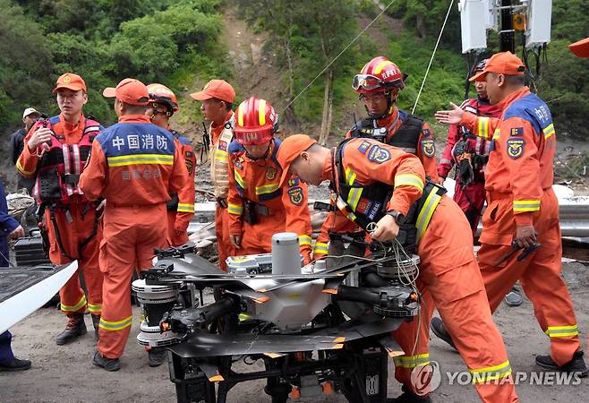 티베트서 구조 작업 준비하는 중국 소방대원들 [AFP=연합뉴스. 재판매 및 DB 금지]