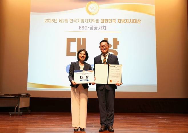 김진옥 코레일테크 경영관리본부장(오른쪽)이 지난 27일 대전 동구 코레일 본사에서 열린 '2026년 제2회 대한민국 지방자치대상'에서 'ESG·공공가치 분야' 대상을 받은 뒤 기념 촬영하고 있다. [사진=코레일테크]