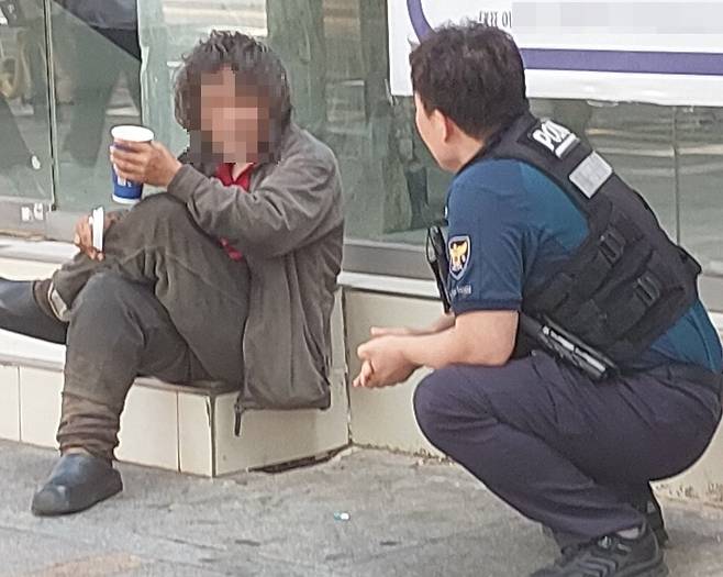 대구 반월당역 인근에 앉아 있는 노숙인에게 최성렬 경위가 말을 건네는 모습. 대구 중부경찰서 제공