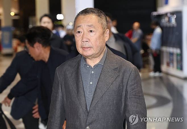 두산에너빌리티 사고 수습을 위해 네팔을 찾은 박정원 두산그룹 회장이 29일(현지시간) 네팔 카트만두 트리부반 공항을 나서고 있다. 연합뉴스 제공