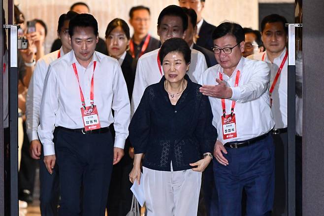 박근혜(가운데) 전 대통령과 국민의힘 장동혁(왼쪽) 대표, 정점식(오른쪽) 원내대표가 27일 경기 고양시 소노캄 고양에서 열린 2026 국민의힘 국회의원 연찬회장에 들어서고 있다. 박시몬 기자