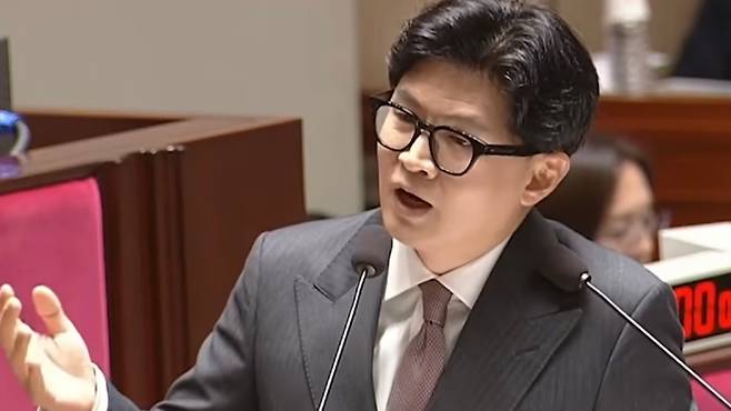 한동훈 의원이 국회 예산결산특별위원회 전체회의에서 발언하고 있다. 한 의원은 제주 실종신고 허위종결 사건을 계기로 경찰 내부의 상호검증 장치가 필요하다고 주장했다. (국회방송)