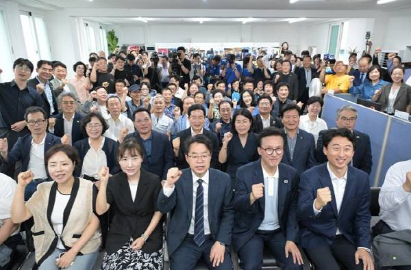 더불어민주당 박홍배 의원이 29일 열린 부산 사상구 지역사무소 개소식에서 당원들과 파이팅을 외치고 있다. 행사에는 김민석 더불어민주당 대표와 권미경 최고위원, 김태선·김기표·허성무 국회의원을 비롯한 당 주요 인사와 지역 정치인이 참석했다. 박홍배 의원실 제공]