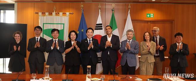 박수현 충남지사는 28일(현지 시각) 이탈리아 볼로냐 에밀리아로마냐주청사를 방문, 미켈레 데 파스칼레 주지사를 만나 교류 물꼬를 텄다. 충남도
