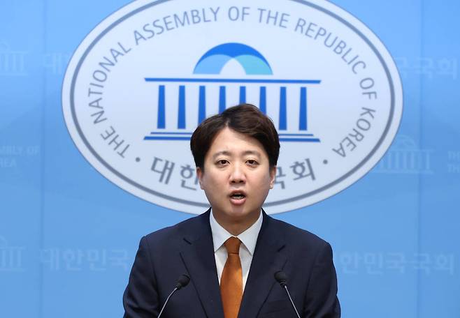 개혁신당 대표인 이준석 의원이 26일 국회 소통관에서 열린 기자회견에서 대표직 사퇴를 발표하고 있다. 연합뉴스