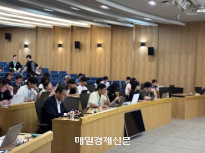 업스테이지가 지난 14일 서울 서대문구 연세대 경영대학 대강당에서 진행한 MABC 2026 서울권 핸즈온 교육에서 참가자들이 타임리 에이전트로 스킬을 제작하고 있다. [사진=이윤식 기자]