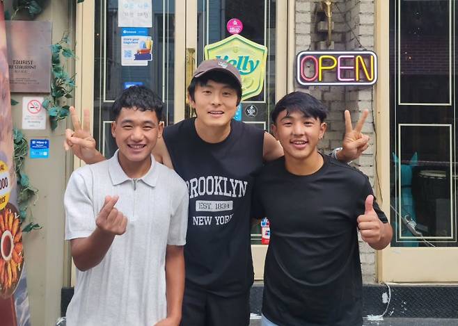 '네팔 대홍수' 피해가 이어지는 가운데 방송인 기안84(사진 가운데)가 현지인 라이와 타망이 무사하다는 소식을 알렸다. 기안84가 방송을 통해 인연을 맺은 네팔인들이다./사진=기안84 SNS 화면 갈무리.
