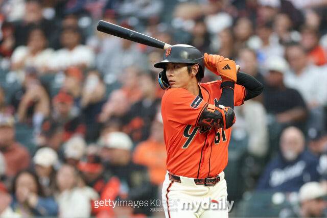 MLB 샌프란시스코에서 뛰고 있는 이정후는 29일(한국시각) 열린 애리조나와 홈 경기에 우익수 겸 5번 타자로 선발 출전하며 두 경기 만에 다시 선발 라인업에 복귀했다./게티이미지코리아