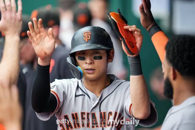 MLB 샌프란시스코에서 뛰고 있는 이정후는 29일(한국시각) 열린 애리조나와 홈 경기에 우익수 겸 5번 타자로 선발 출전해 3타수 1안타 2볼넷 2득점을 기록했다./게티이미지코리아